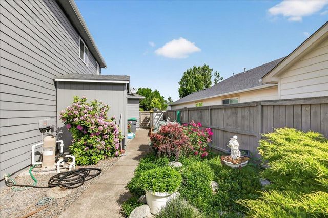 997 N Mountain Avenue, Central Point, OR 97502