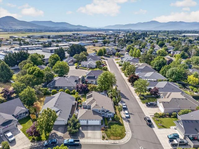 997 N Mountain Avenue, Central Point, OR 97502