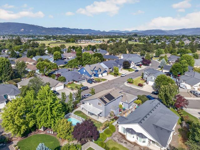 997 N Mountain Avenue, Central Point, OR 97502