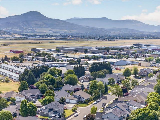997 N Mountain Avenue, Central Point, OR 97502