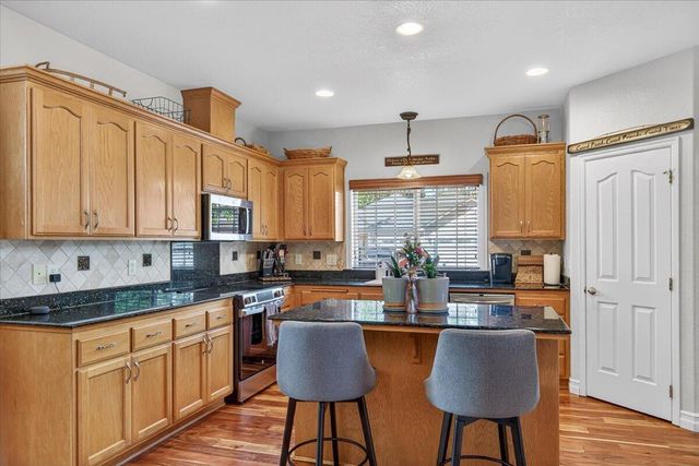 997 N Mountain Avenue, Central Point, OR 97502
