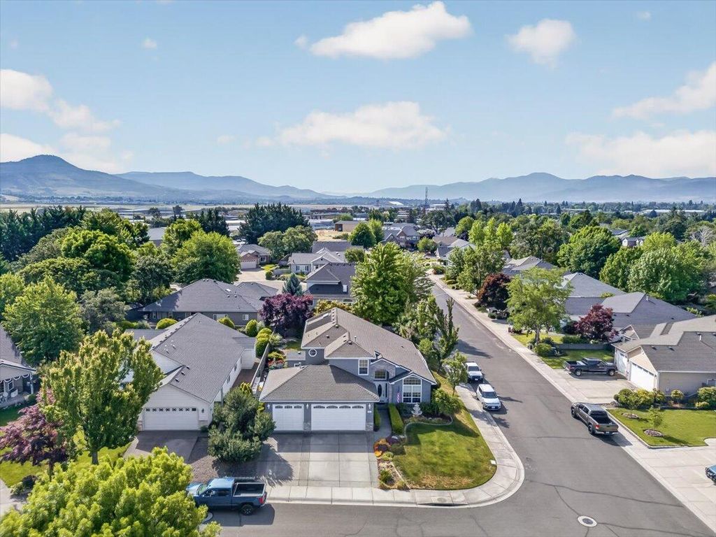 997 N Mountain Avenue, Central Point, OR 97502