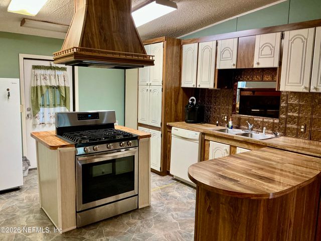 108 SAND LAKE Drive, Pomona Park, FL 32181