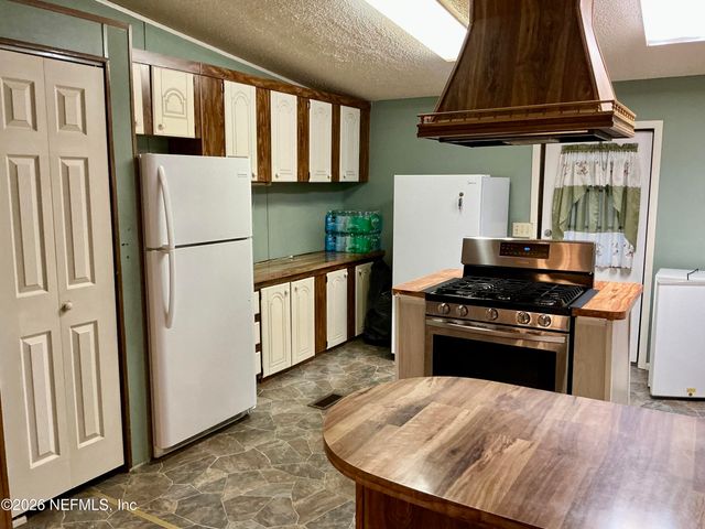 108 SAND LAKE Drive, Pomona Park, FL 32181