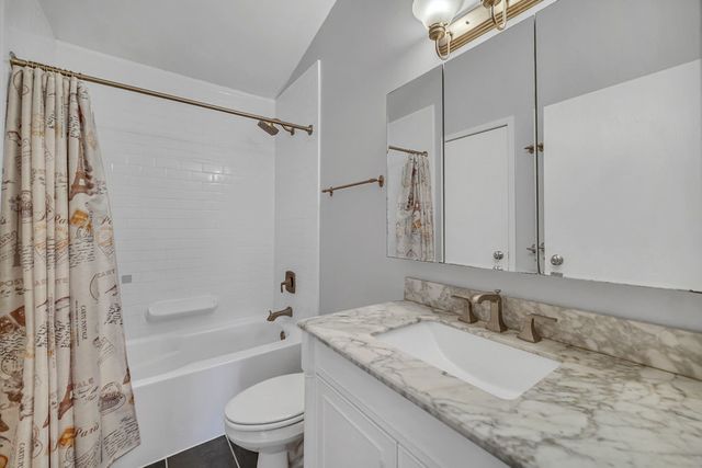 581 LE PARC Circle 581, Buffalo Grove, IL 60089
