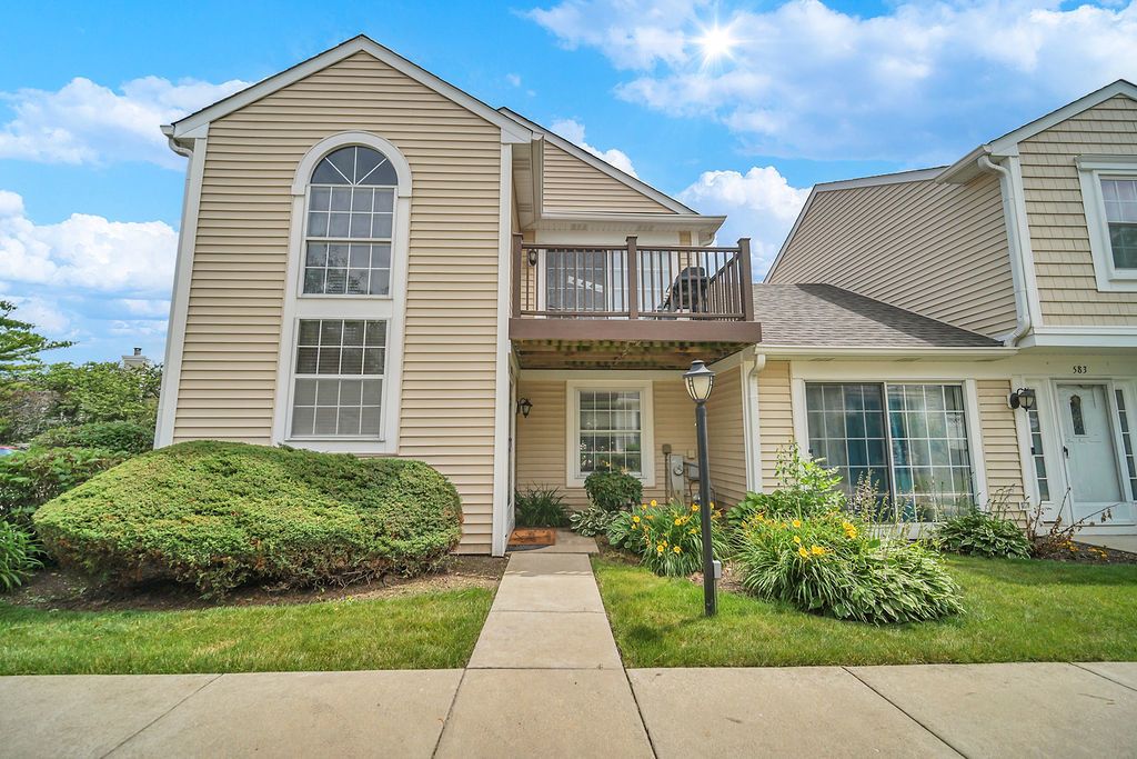 581 LE PARC Circle 581, Buffalo Grove, IL 60089