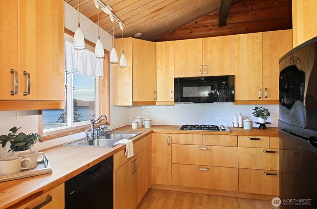 1412 Commodore Place, Freeland, WA 98249