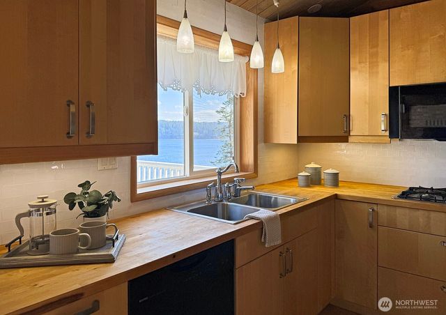 1412 Commodore Place, Freeland, WA 98249