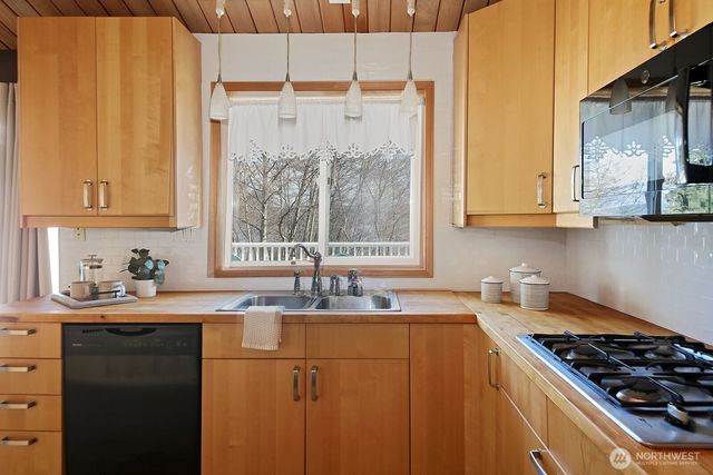 1412 Commodore Place, Freeland, WA 98249