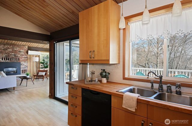 1412 Commodore Place, Freeland, WA 98249