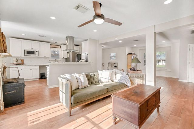 3037 Longwood Lane, Dickinson, TX 77539