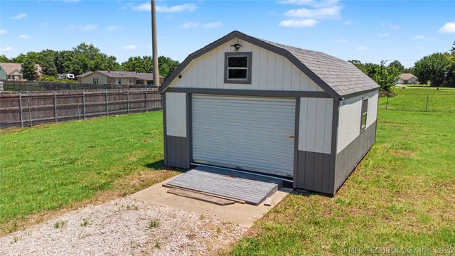 1120 S Sequoyah Drive, Oologah, OK 74053