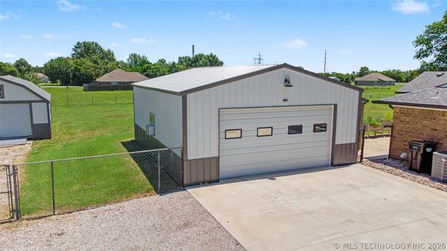 1120 S Sequoyah Drive, Oologah, OK 74053