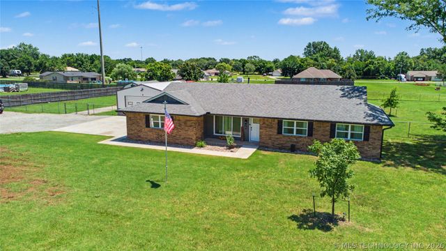 1120 S Sequoyah Drive, Oologah, OK 74053
