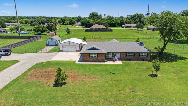 1120 S Sequoyah Drive, Oologah, OK 74053