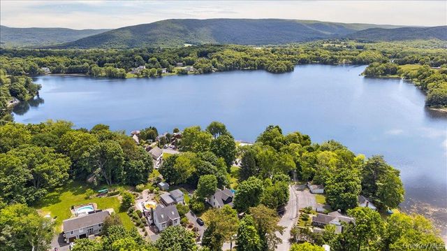 584 Shore Drive, New Windsor, NY 12553