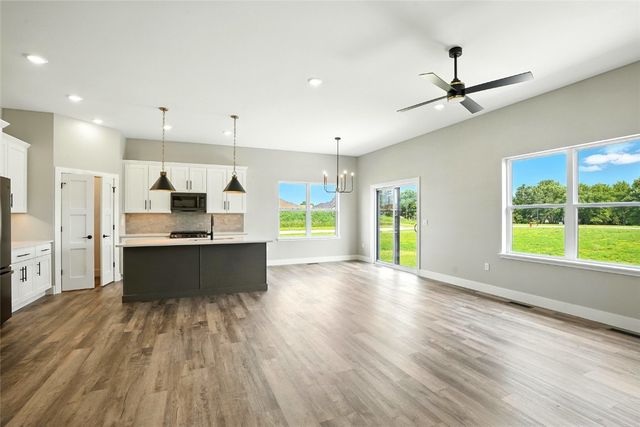 904 Long Dr, Solon, IA 52333