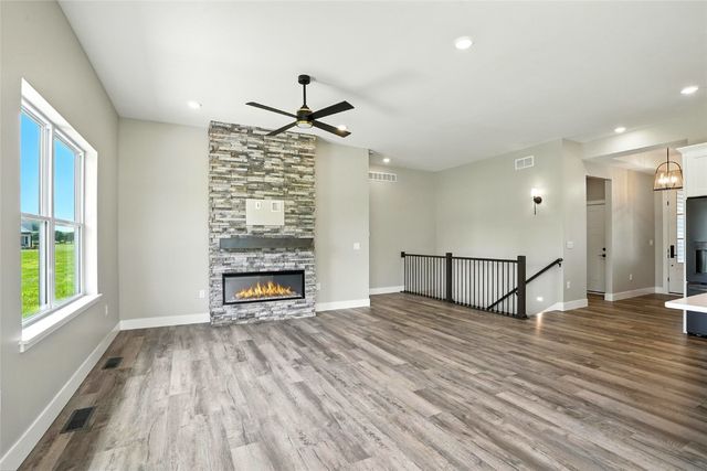 904 Long Dr, Solon, IA 52333