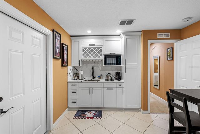 10407 N WOODMERE ROAD, Tampa, FL 33617