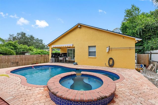 10407 N WOODMERE ROAD, Tampa, FL 33617