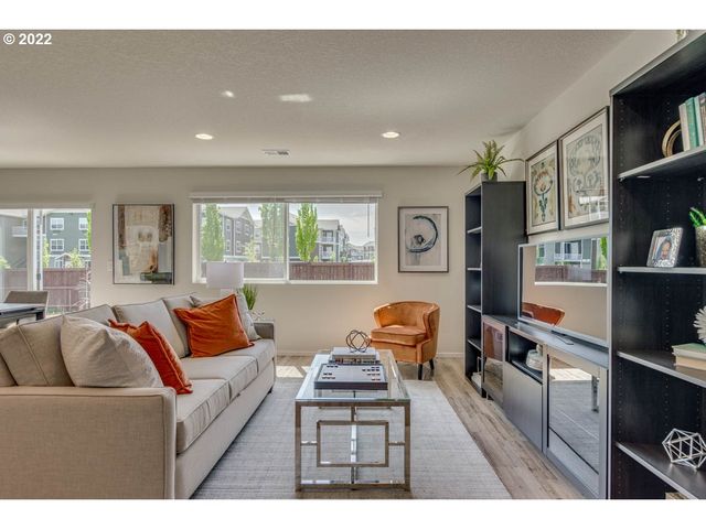 2866 Pierce Pkwy, Springfield, OR 97477