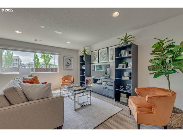 2866 Pierce Pkwy, Springfield, OR 97477