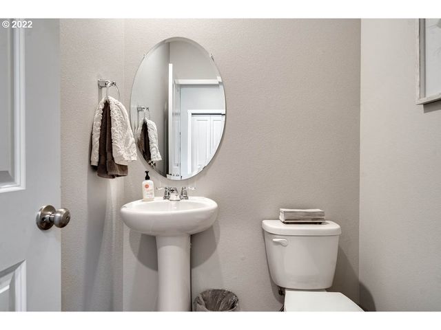 2866 Pierce Pkwy, Springfield, OR 97477