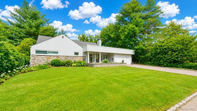 9 Arbor Road, East Hills, NY 11577