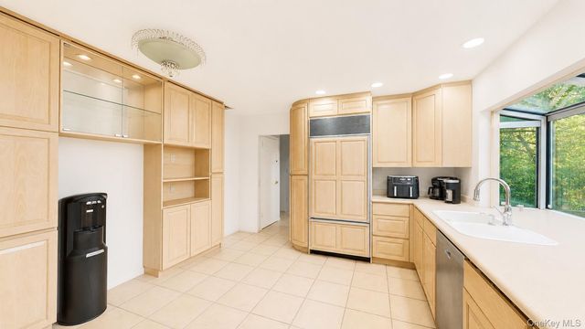9 Arbor Road, East Hills, NY 11577