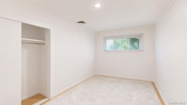 9 Arbor Road, East Hills, NY 11577