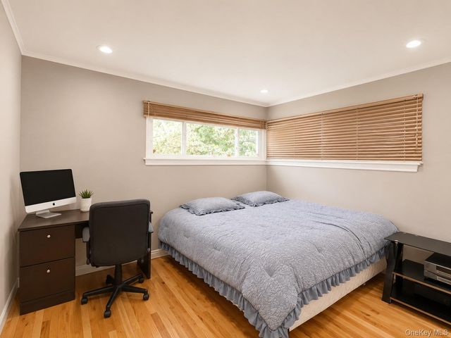 9 Arbor Road, East Hills, NY 11577
