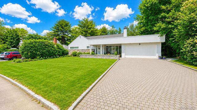9 Arbor Road, East Hills, NY 11577