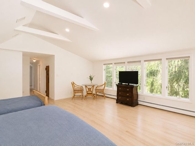9 Arbor Road, East Hills, NY 11577