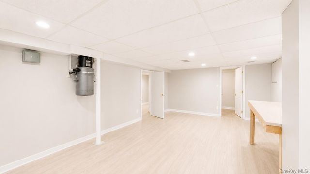 9 Arbor Road, East Hills, NY 11577
