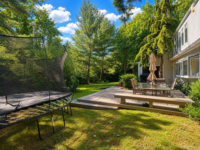 9 Arbor Road, East Hills, NY 11577