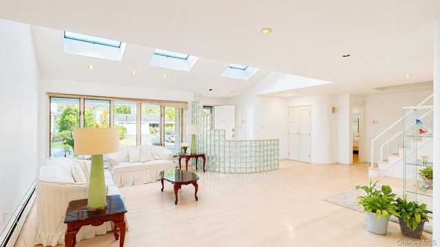 9 Arbor Road, East Hills, NY 11577