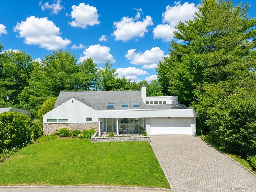 9 Arbor Road, East Hills, NY 11577