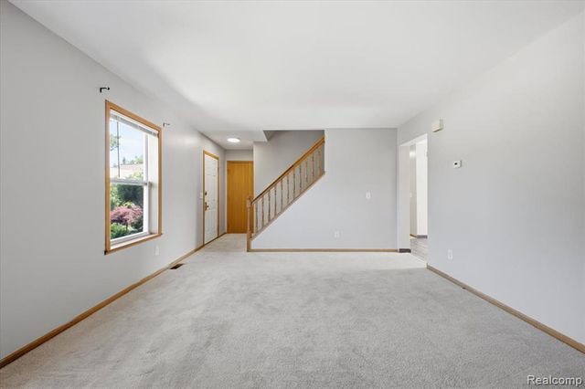 879 Barren Oaks Drive, Pontiac, MI 48341
