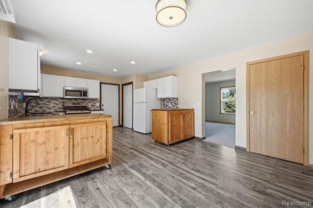 879 Barren Oaks Drive, Pontiac, MI 48341