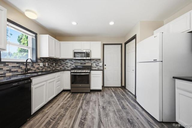 879 Barren Oaks Drive, Pontiac, MI 48341