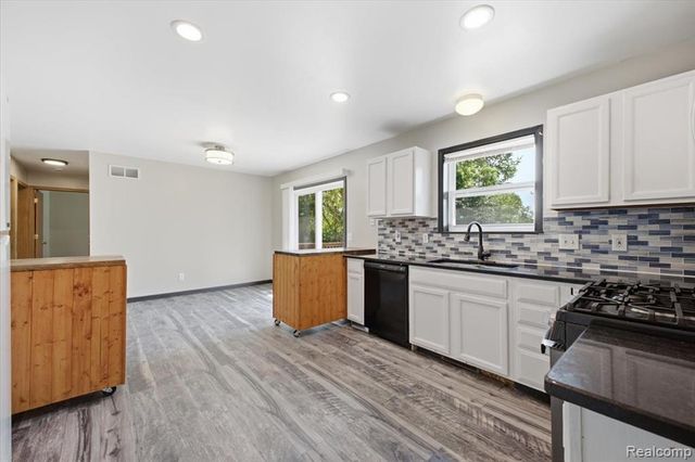 879 Barren Oaks Drive, Pontiac, MI 48341