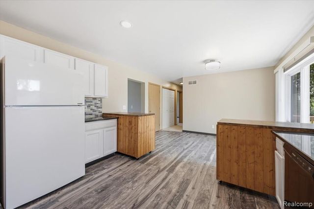 879 Barren Oaks Drive, Pontiac, MI 48341