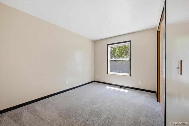 879 Barren Oaks Drive, Pontiac, MI 48341