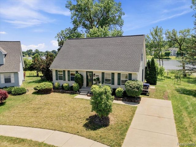 879 Barren Oaks Drive, Pontiac, MI 48341