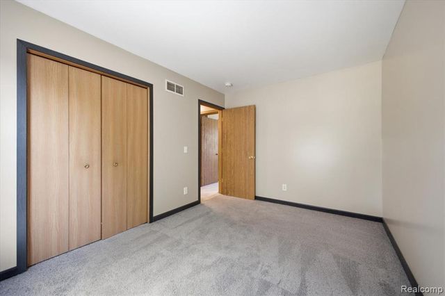 879 Barren Oaks Drive, Pontiac, MI 48341