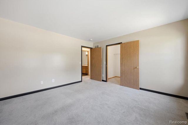 879 Barren Oaks Drive, Pontiac, MI 48341