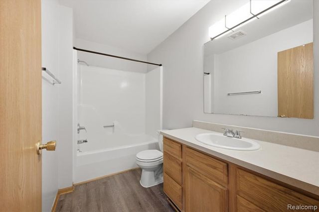 879 Barren Oaks Drive, Pontiac, MI 48341