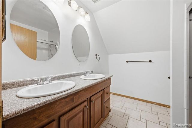 879 Barren Oaks Drive, Pontiac, MI 48341