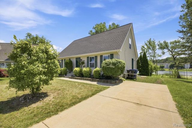 879 Barren Oaks Drive, Pontiac, MI 48341