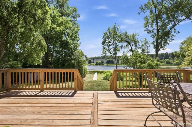 879 Barren Oaks Drive, Pontiac, MI 48341